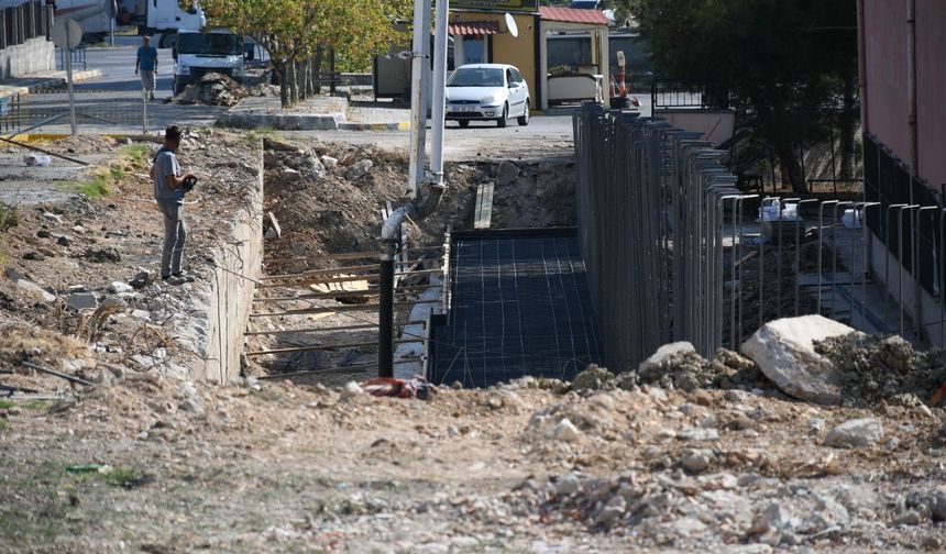 Mehmetçik Caddesi’nde İstinat Duvarı Çalışması Başladı
