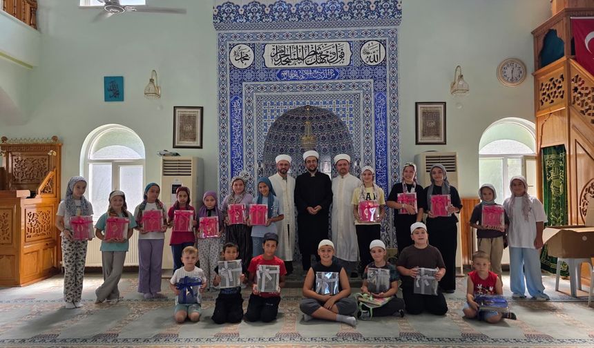 Kemal Canlı Camii’nde Öğrencilere Kur’an-ı Kerim Hediyesi