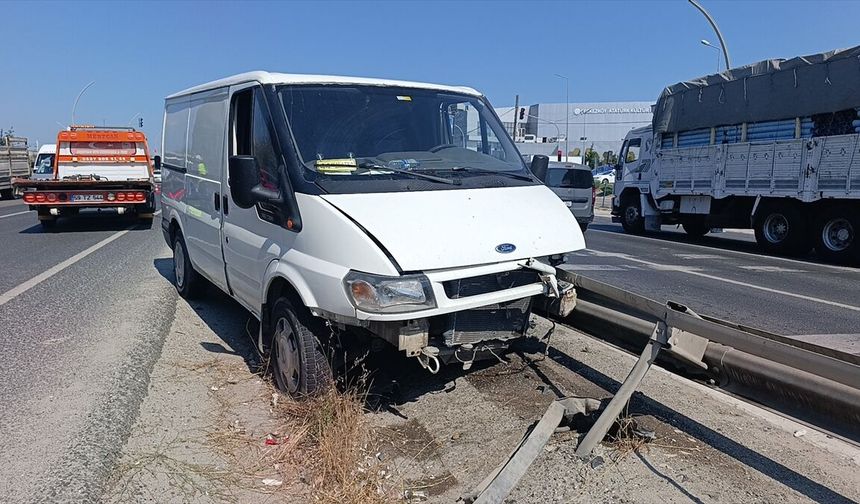 Tekirdağ’da Panelvan Sürücüsü Bariyerlere Çarptı