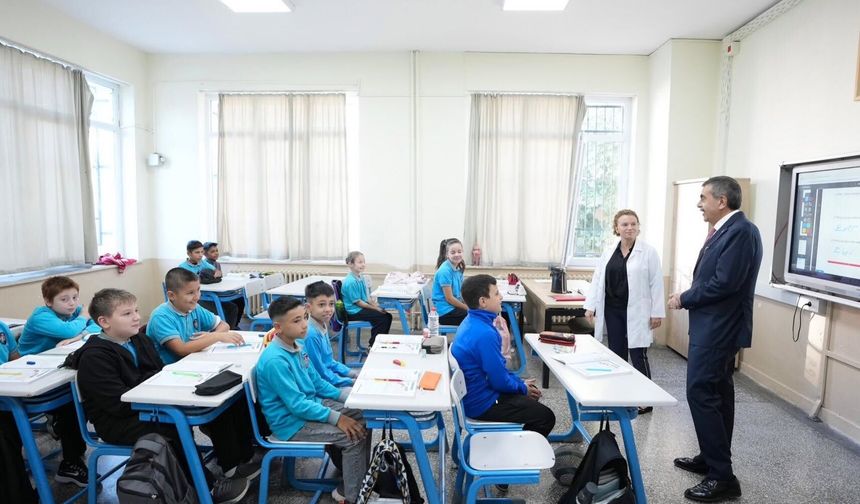 Bakan Tekin, Ahmet Mithat Ortaokulunu Ziyaret Etti