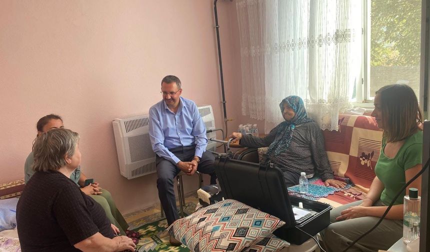 97 Yaşındaki Nazife Teyzenin Kimlik Kartı Başvurusu Evinde Alındı