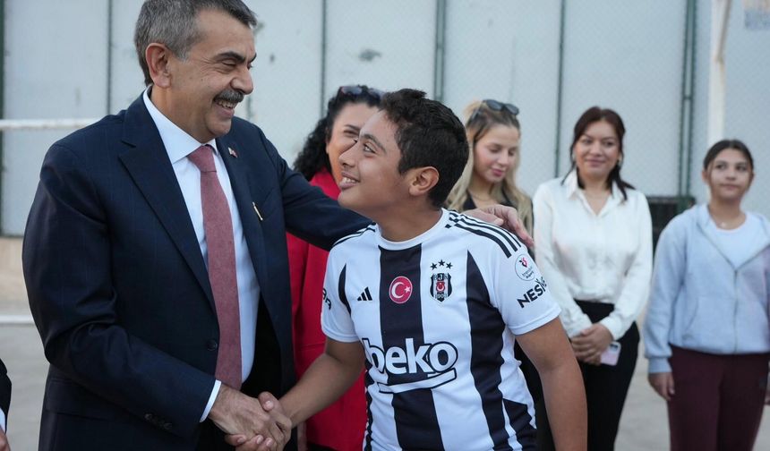 Bakan Tekin, Ahmet Mithat Ortaokulunu Ziyaret Etti
