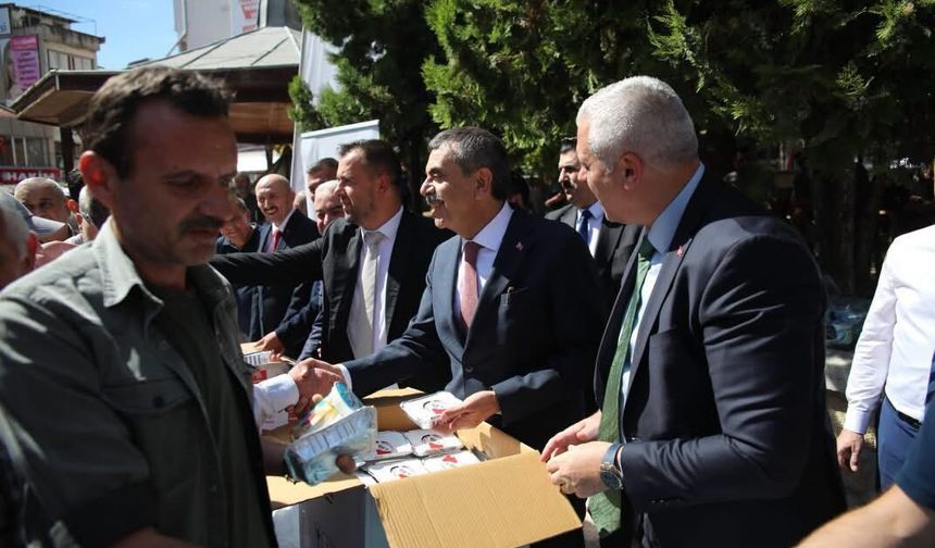 BAKAN YUSUF TEKİN KIRKLARELİ'NDE VATANDAŞA PİLAV DAĞITTI