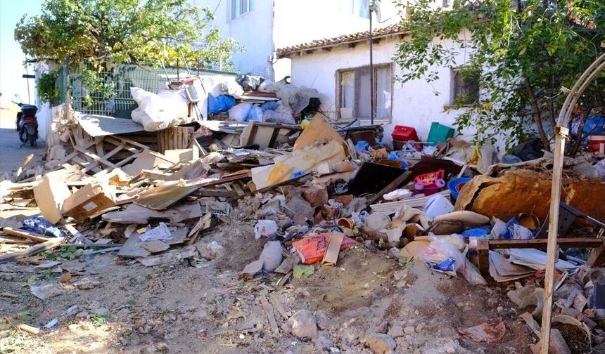 Kırklareli'nde Bir Evden 8 Kamyon Çöp Çıktı