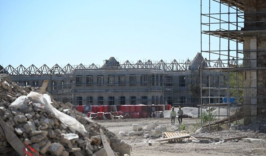 Tarihi Askeri Kışlanın Restorasyonu Sürüyor